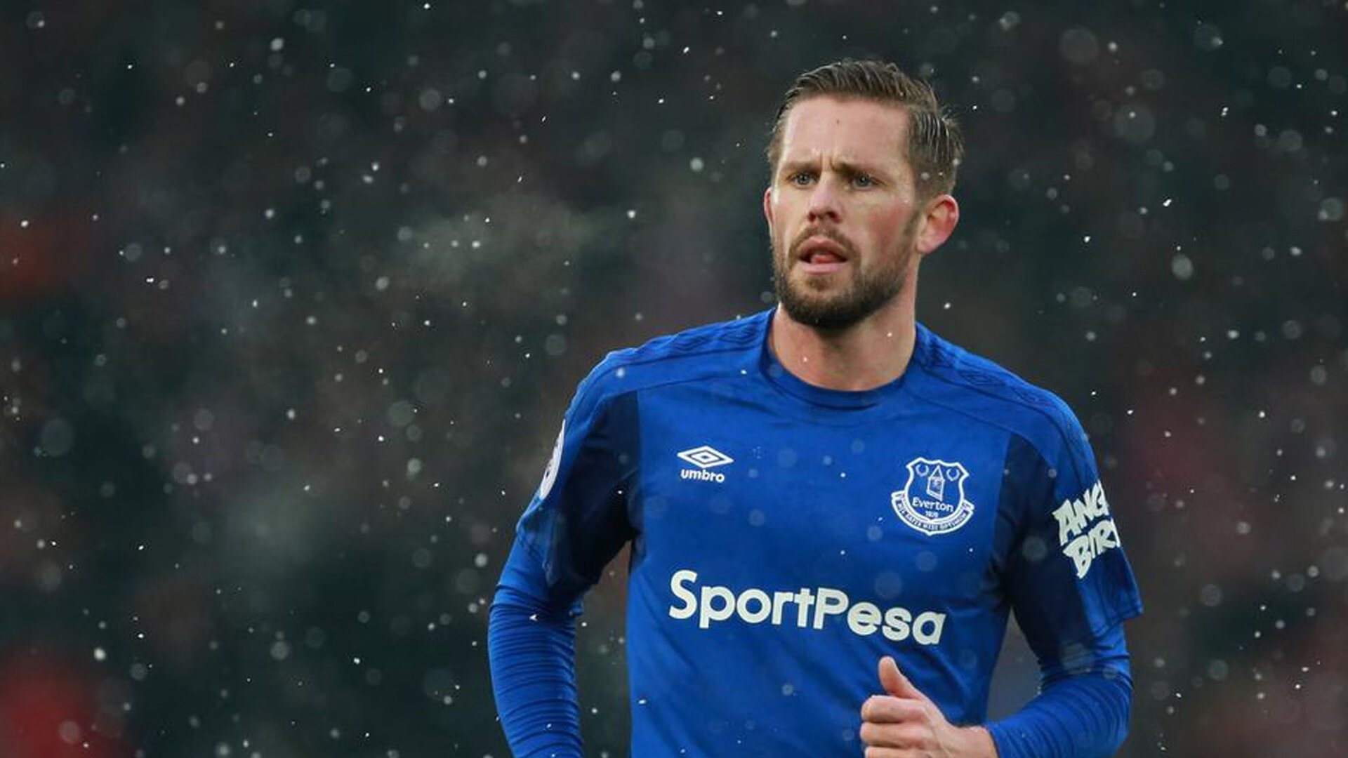 英超：曼城在补时绝杀曼联，榜首位置再度动摇，曼城在英超赛场取得成功